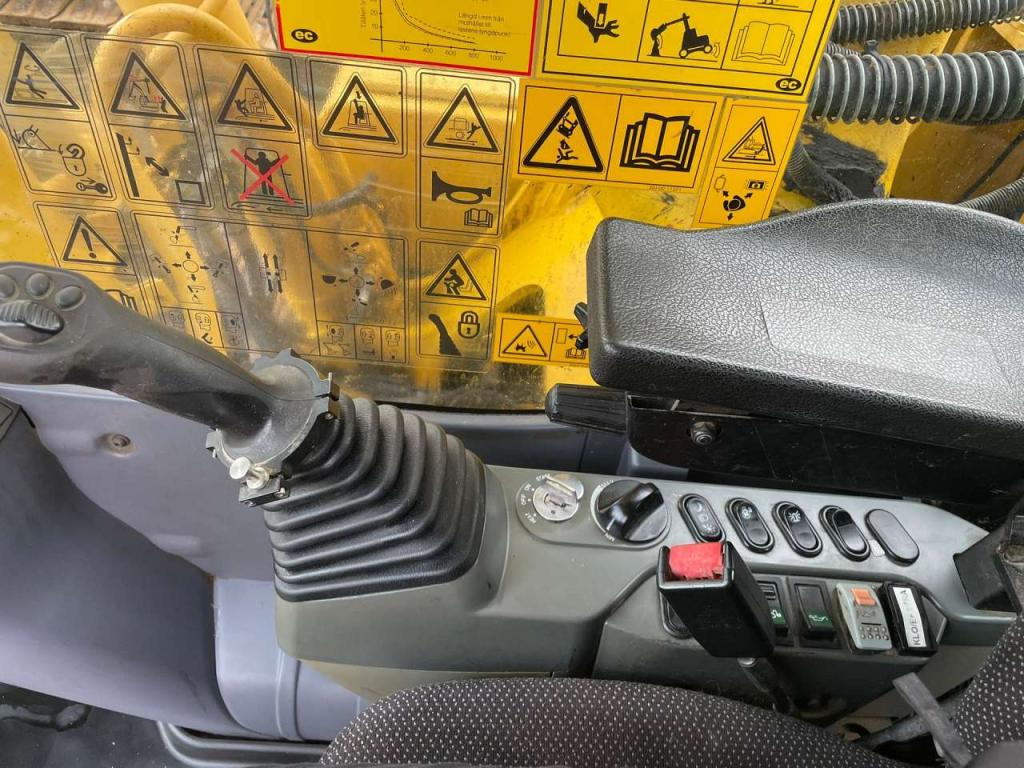 Komatsu PC240LC-10 Photo 23