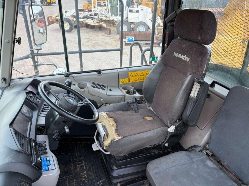 Komatsu HM300-3 Photo 10