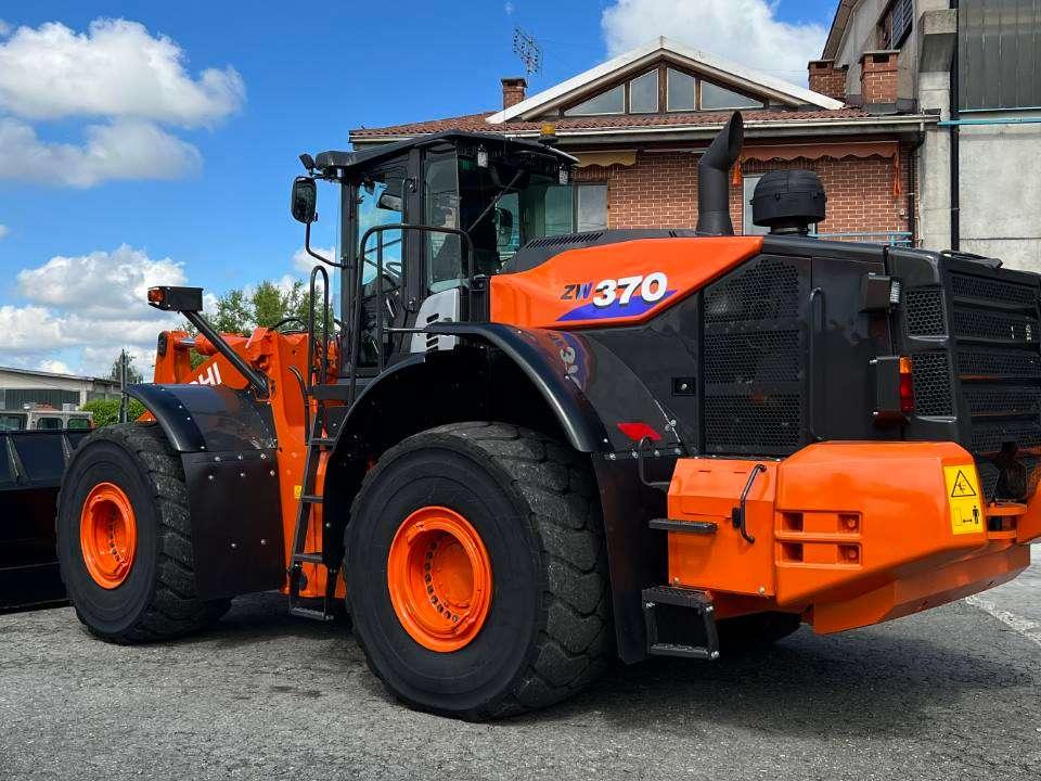 Hitachi ZW370-6 Photo 3