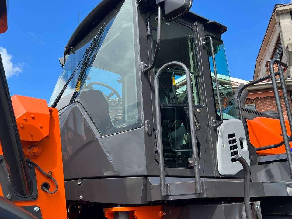 Hitachi ZW370-6 Photo 6