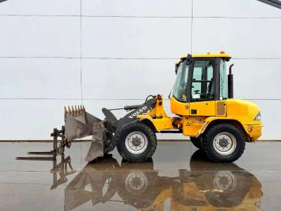 Volvo L30B - Bucket + Forks / Quick Coupler Photo 1