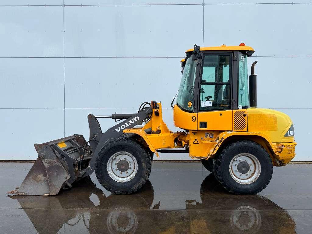 Volvo L30B - Bucket + Forks / Quick Coupler Photo 2