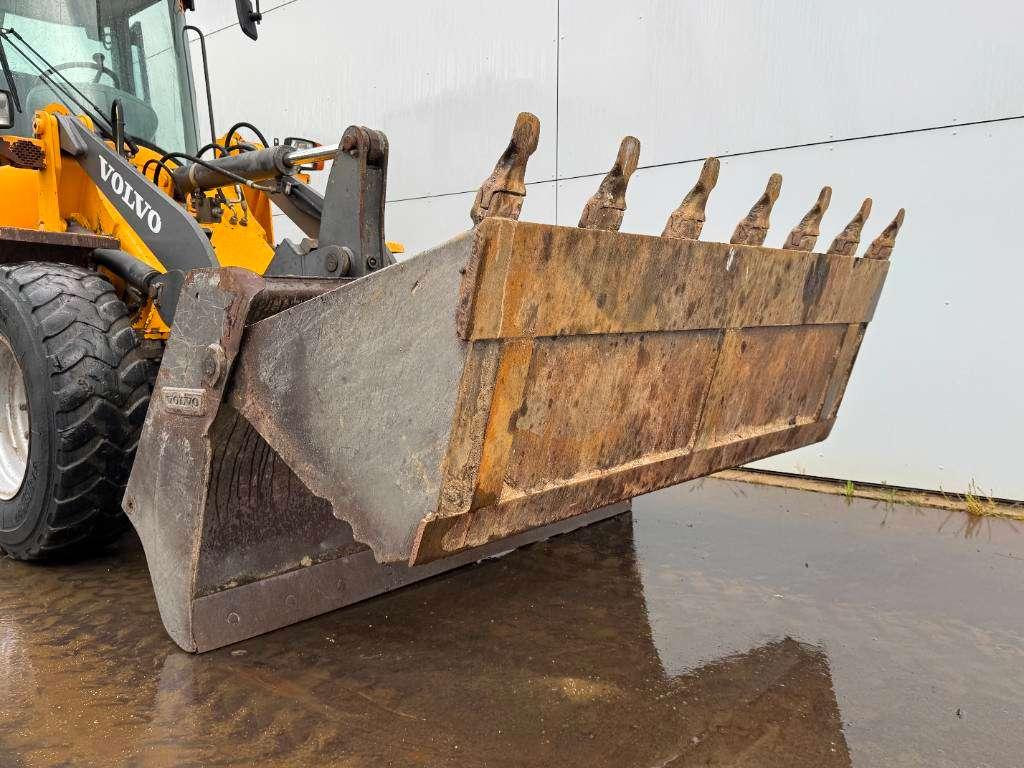 Volvo L30B - Bucket + Forks / Quick Coupler Photo 28