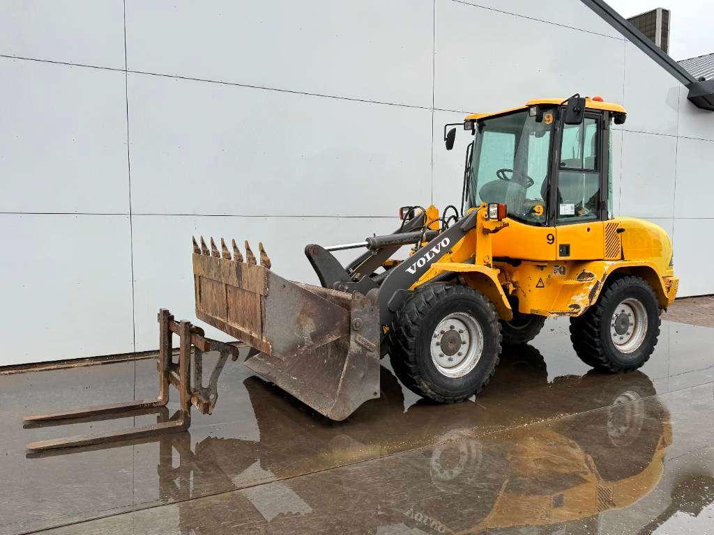 Volvo L30B - Bucket + Forks / Quick Coupler Photo 3
