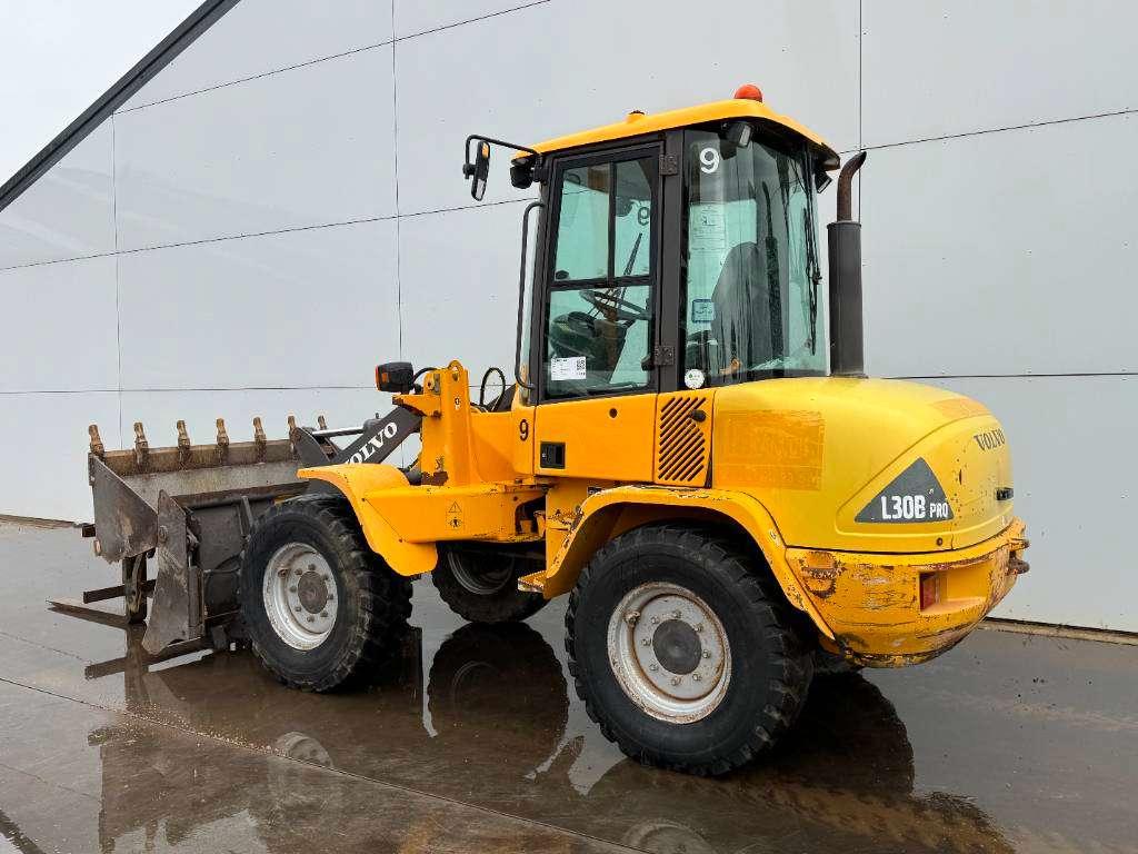 Volvo L30B - Bucket + Forks / Quick Coupler Photo 4