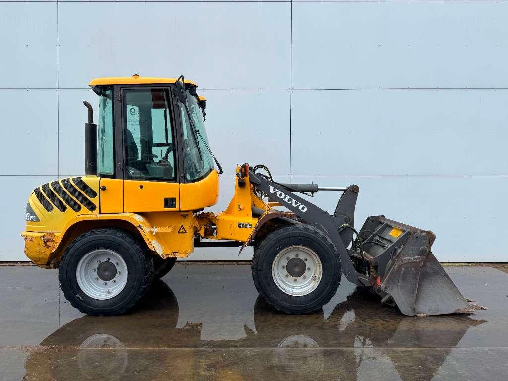 Volvo L30B - Bucket + Forks / Quick Coupler Photo 7