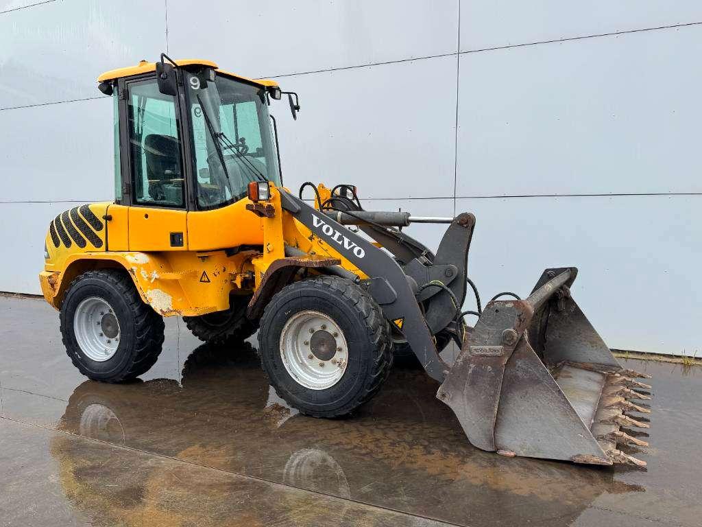 Volvo L30B - Bucket + Forks / Quick Coupler Photo 8