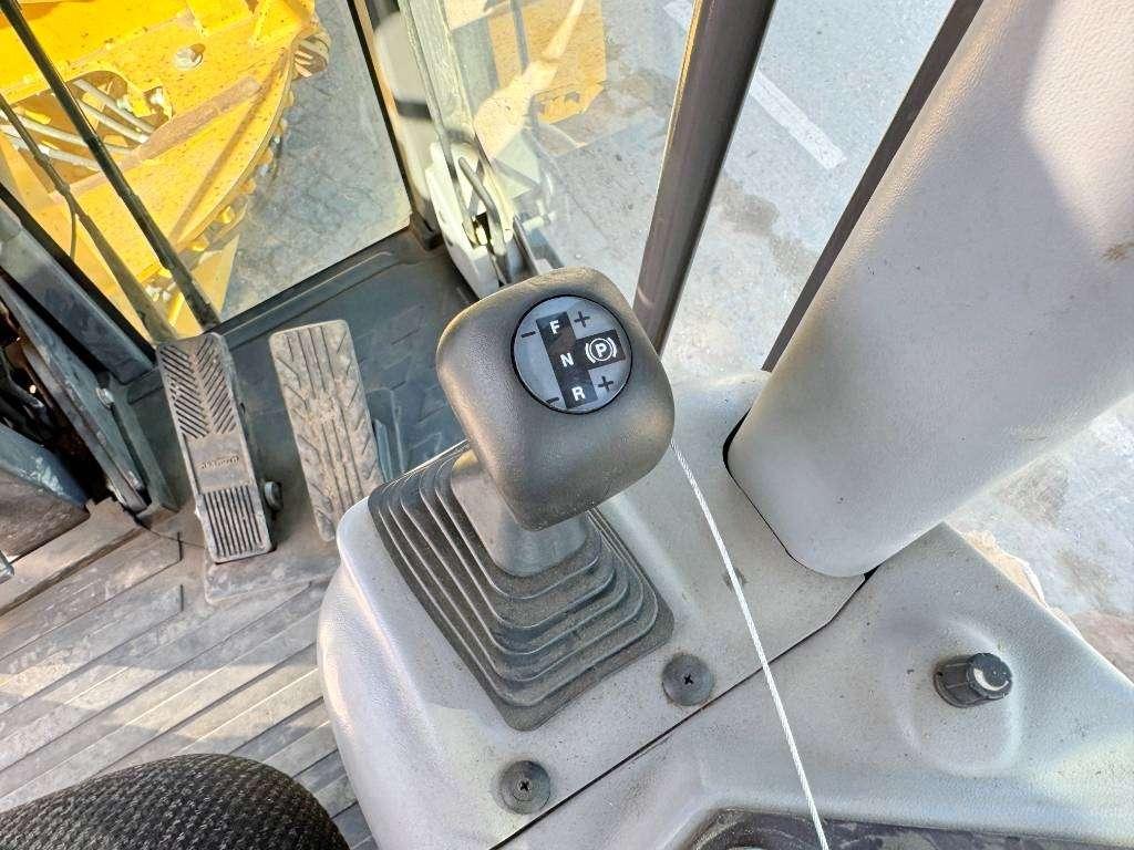 Volvo G960B - 4.90 Meter Blade / Backup Camera Photo 10