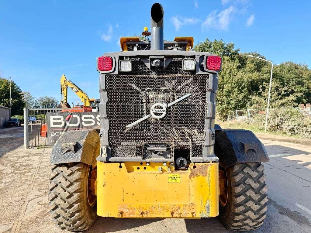 Volvo G960B - 4.90 Meter Blade / Backup Camera Photo 3