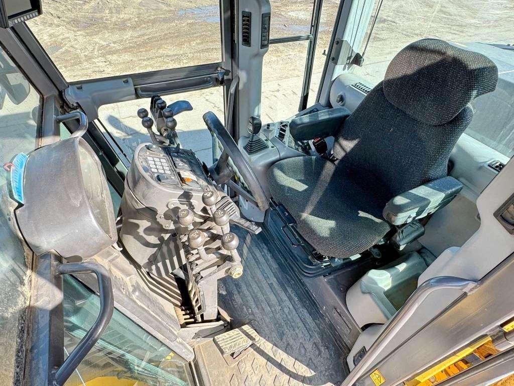 Volvo G960B - 4.90 Meter Blade / Backup Camera Photo 6