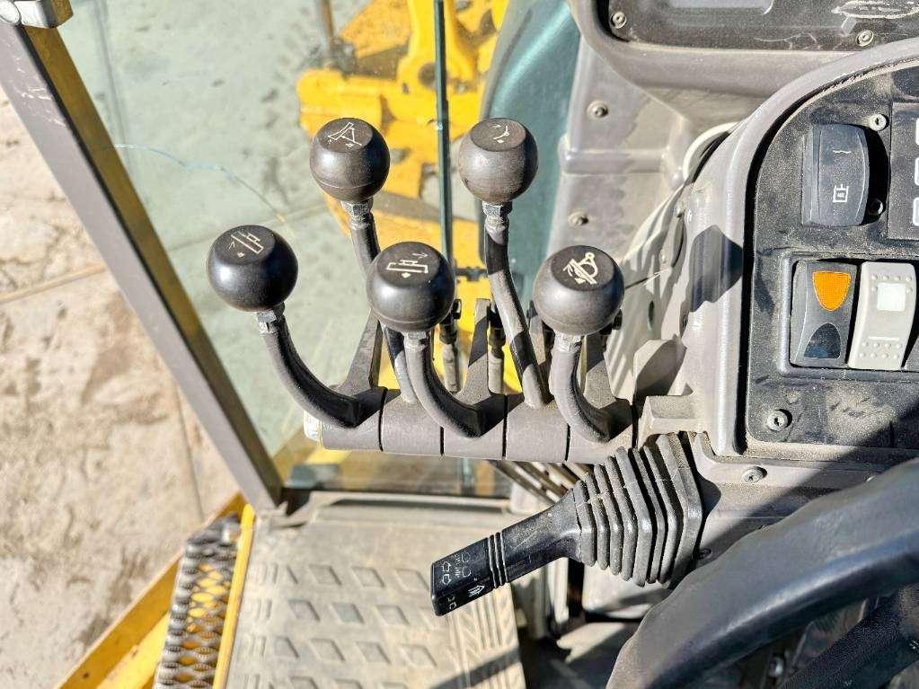 Volvo G960B - 4.90 Meter Blade / Backup Camera Photo 8