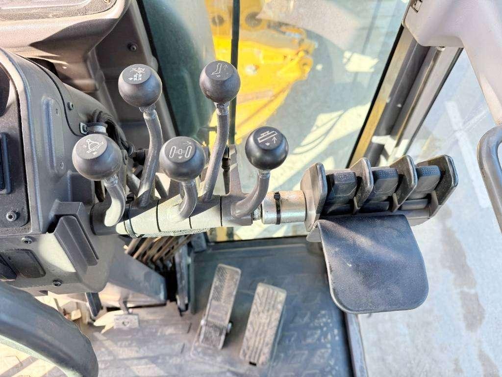Volvo G960B - 4.90 Meter Blade / Backup Camera Photo 9