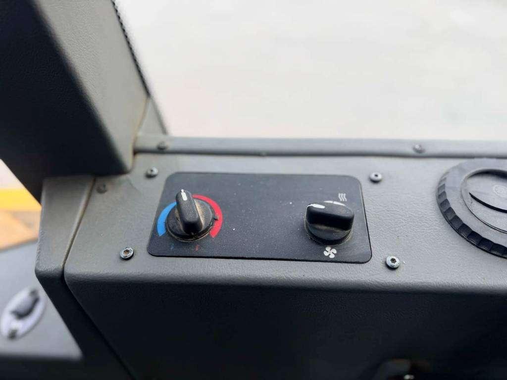 Dynapac CA302D Photo 28