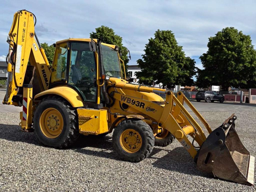 Komatsu WB93R-2 Photo 2