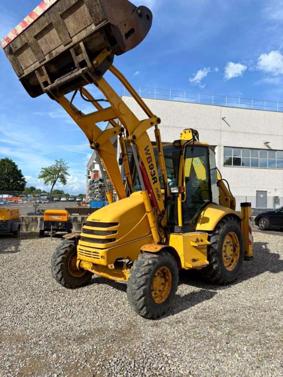 Komatsu WB93R-2 Photo 3