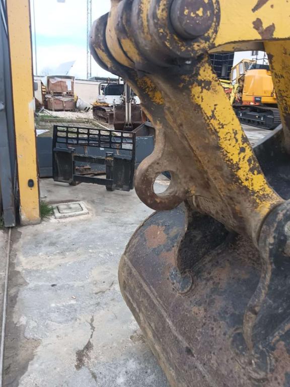 Komatsu PC 210-8 Photo 10