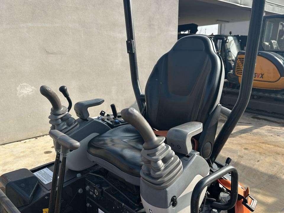 Hitachi ZX19U-6 YRL Photo 14