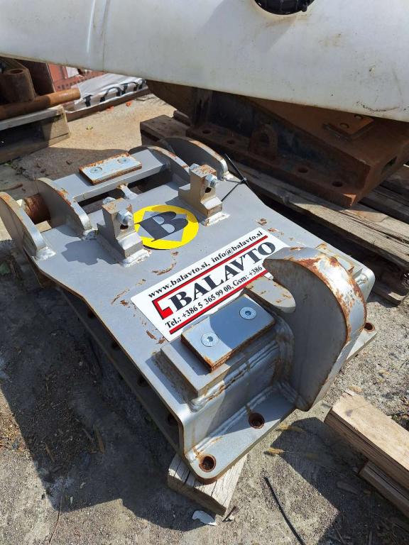 S2 for 25-32 ton excavators Attachment plate Photo 1