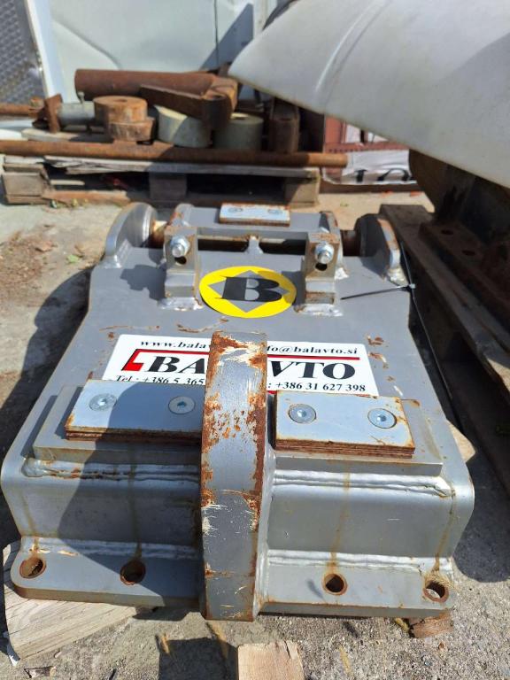 S2 for 25-32 ton excavators Attachment plate Photo 2