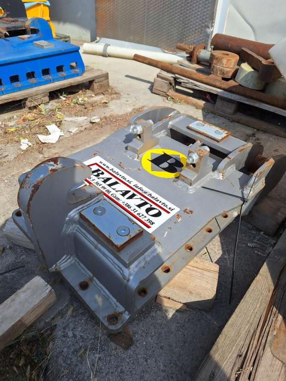 S2 for 25-32 ton excavators Attachment plate Photo 3
