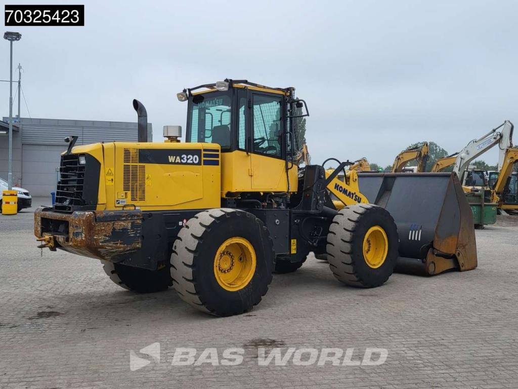 Komatsu WA320-6 Photo 10