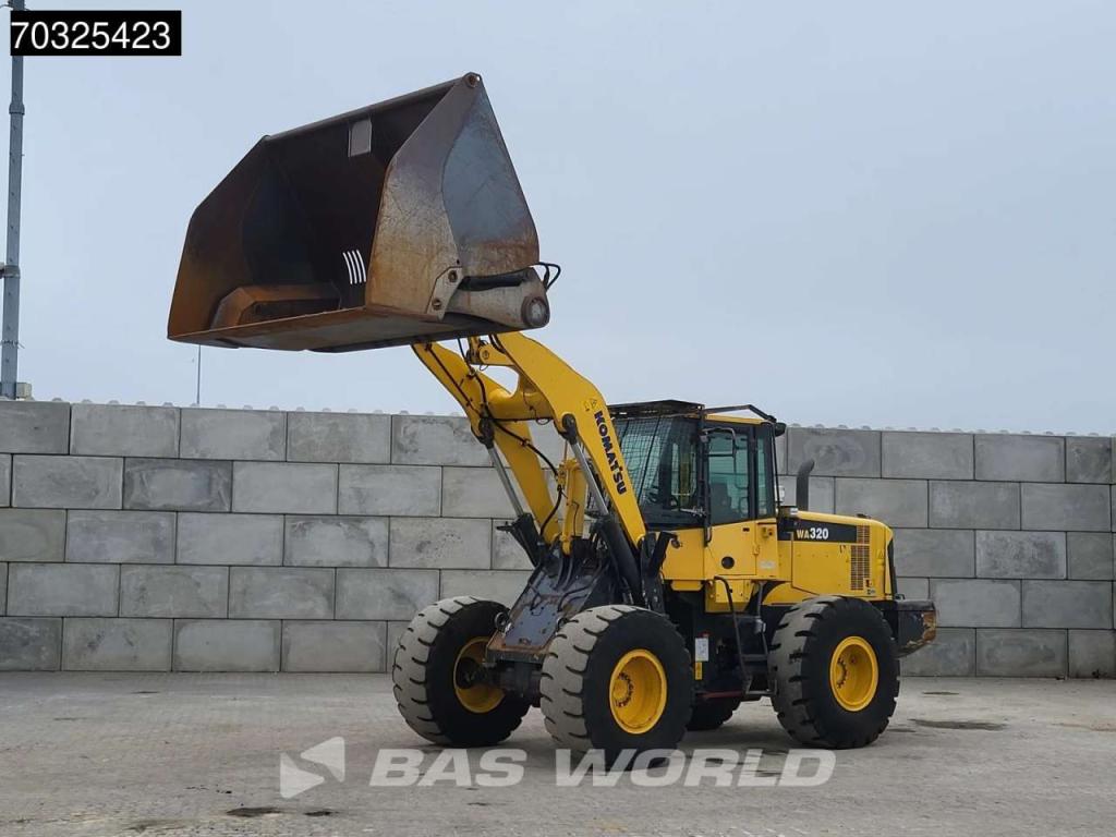 Komatsu WA320-6 Photo 2