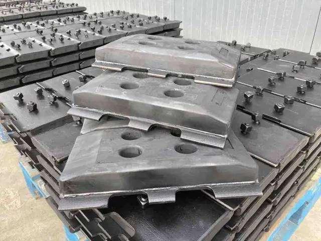 Undercarriage for Demag Rubber Asphalt Pads Photo 2