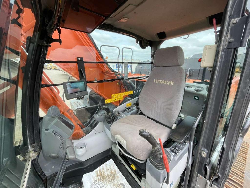 Hitachi ZX300-6 Photo 22