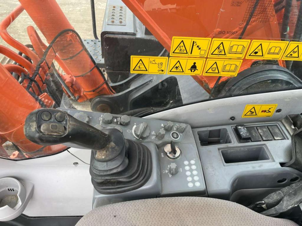 Hitachi ZX300-6 Photo 26