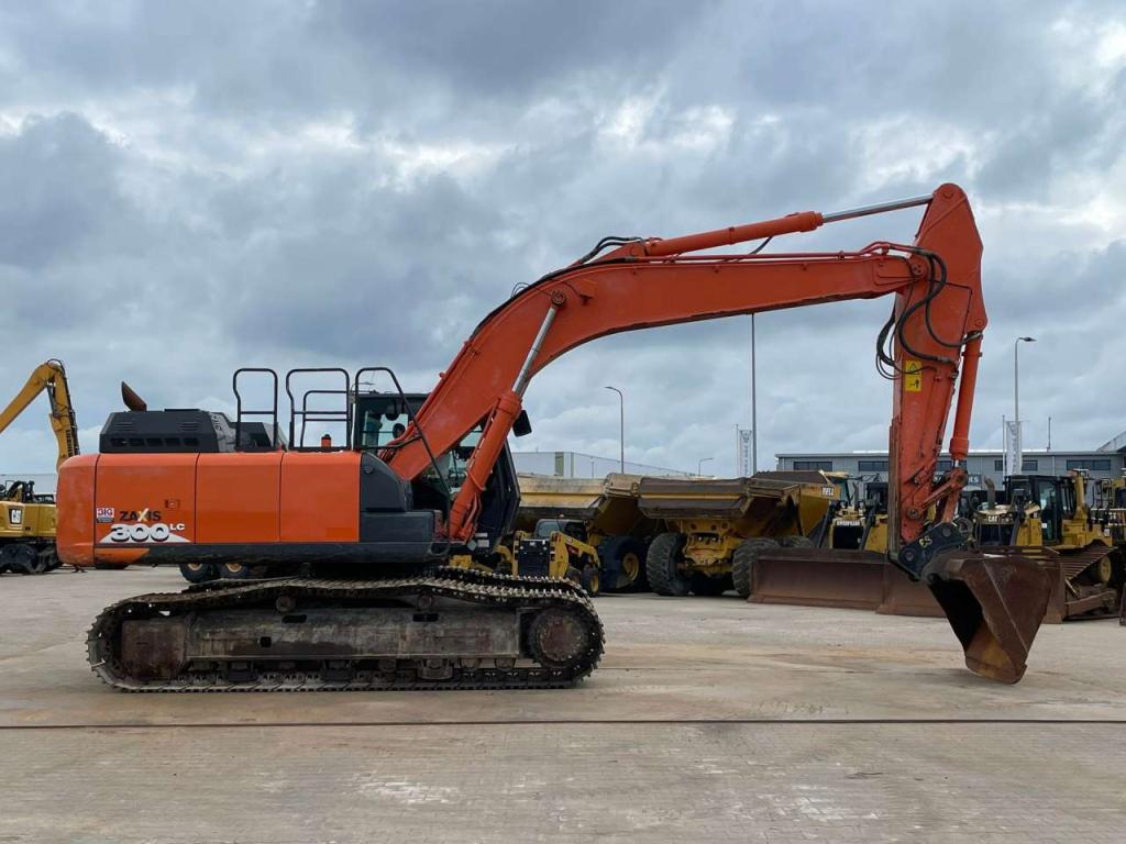 Hitachi ZX300-6 Photo 7