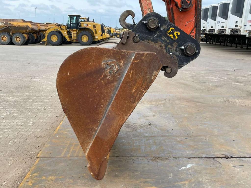 Hitachi ZX300-6 Photo 9