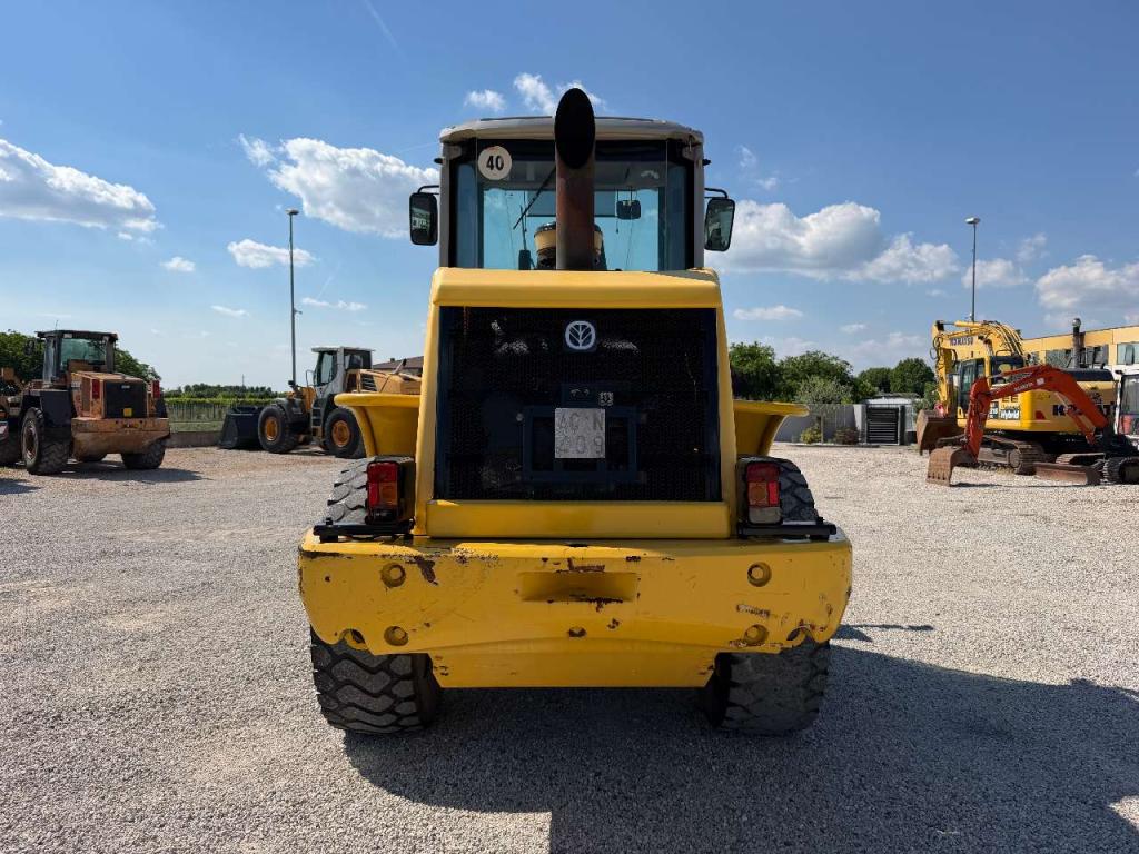 New Holland W170B Photo 2