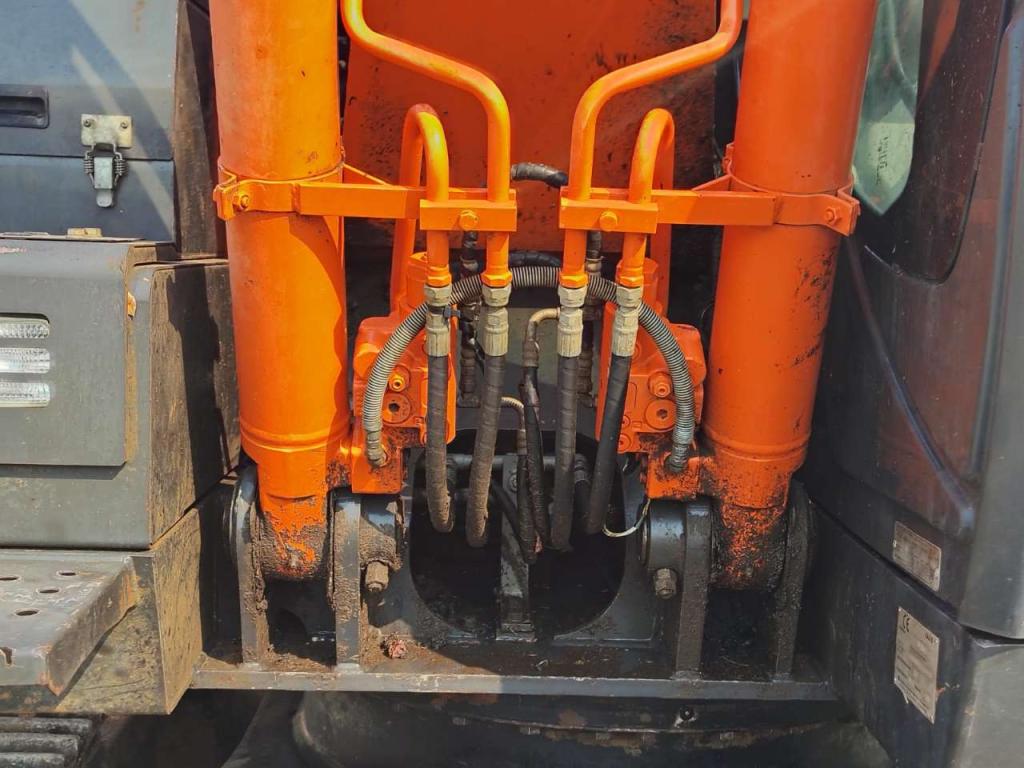 Hitachi ZX 130-6 Photo 8