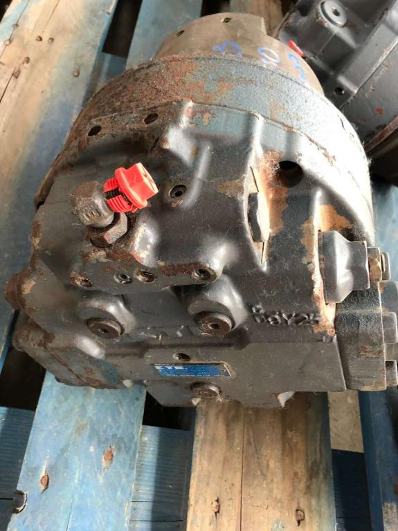 Translation motor for JCB JS330 Photo 1