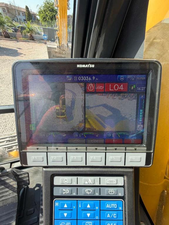 Komatsu PC210-11E0 Photo 18