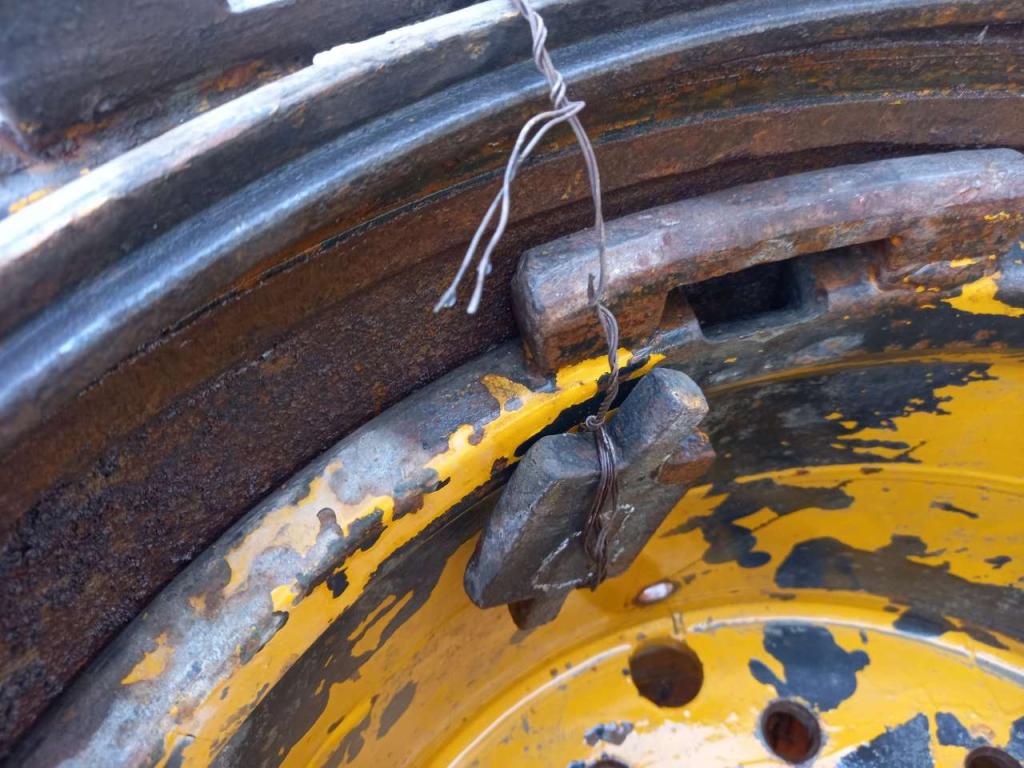Rim for Caterpillar 950 Photo 2