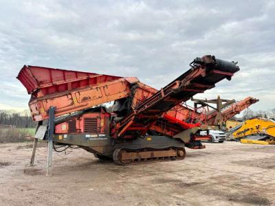 Terex Finlay 883 - Deutz Engine / 2 Side Conveyor sold by Boss Machinery