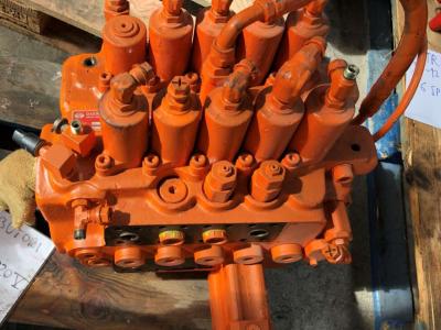 Hydraulic distributor for Daewoo SOLAR 220 V sold by Fratelli Zenzalari S.r.l.