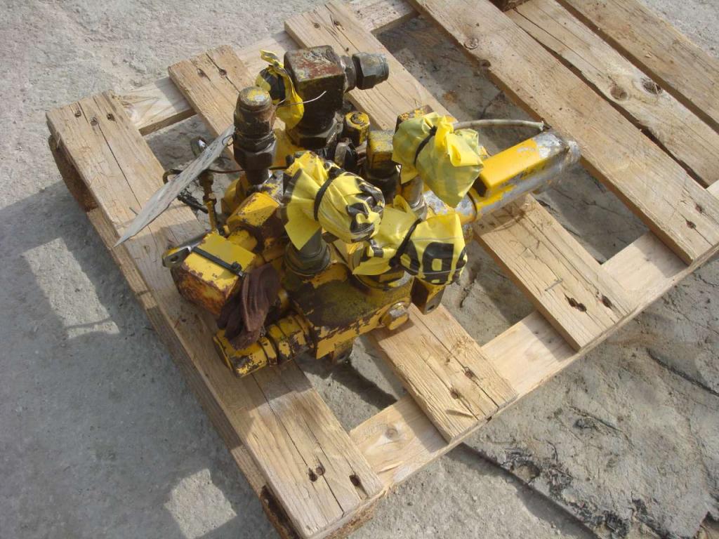 Hydraulic distributor for Komatsu D31S Photo 3
