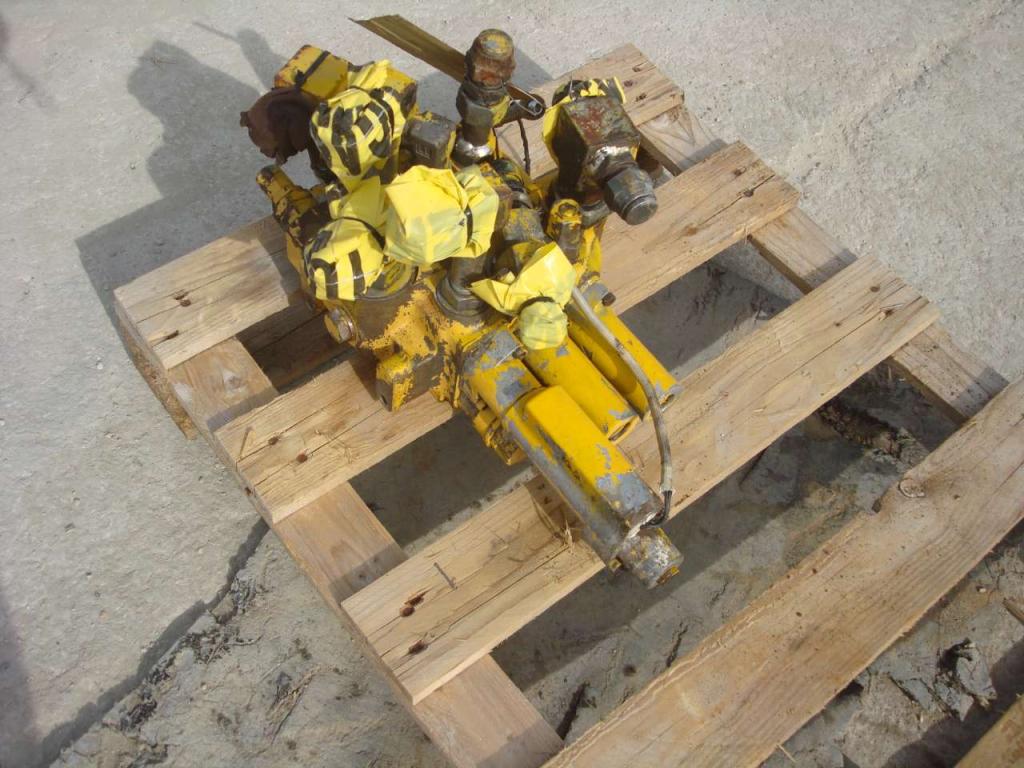 Hydraulic distributor for Komatsu D31S Photo 4
