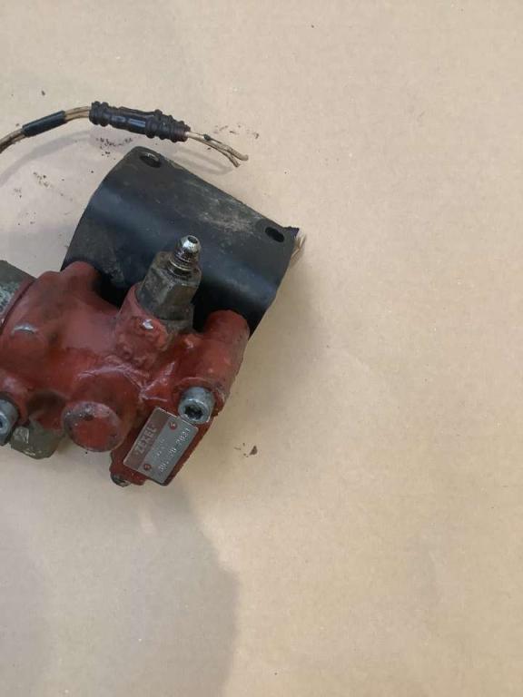 Valve for Fiat Hitachi EX 235 Photo 4