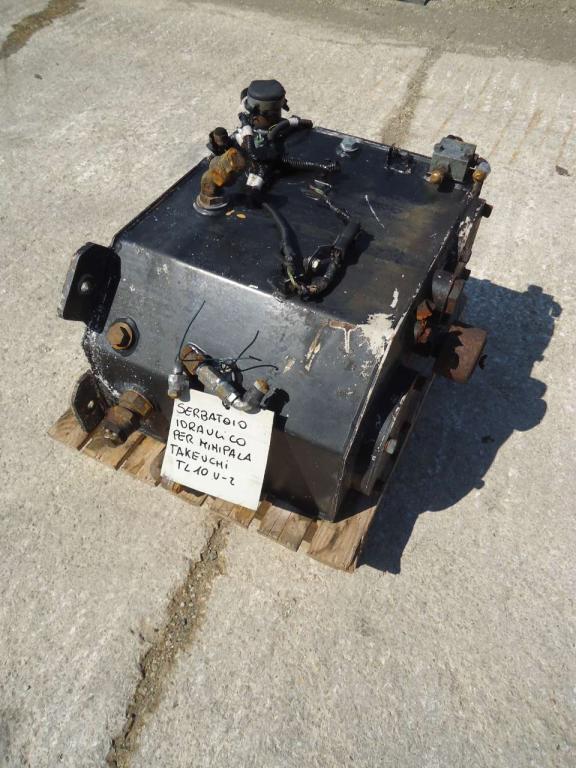 Oil tank for Takeuchi TL10 V-2 Photo 1