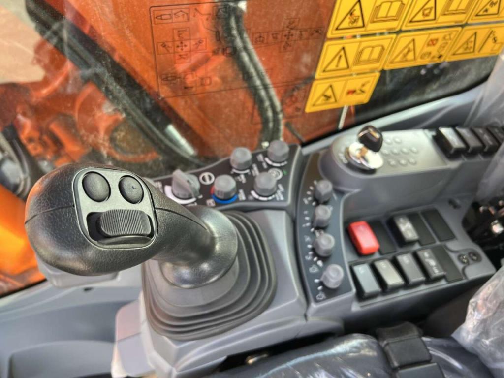 Hitachi ZX180W-7 Photo 7