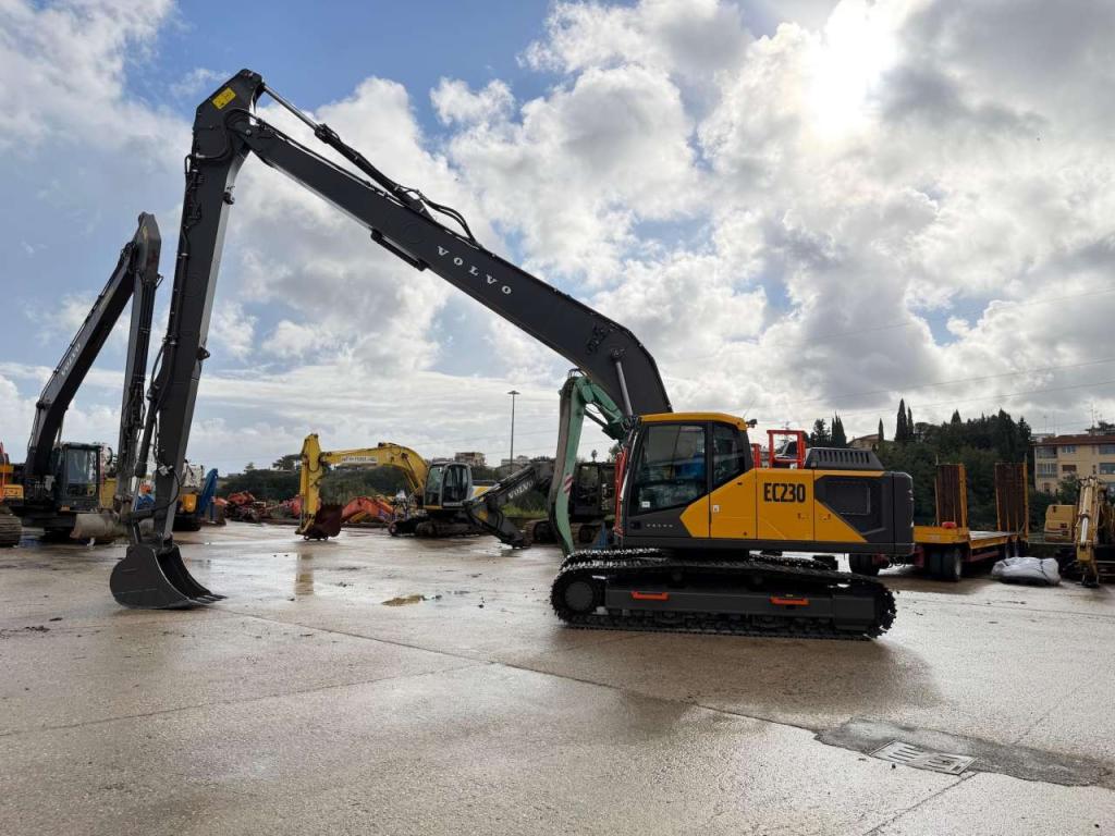 Volvo EC230F-LR Photo 1