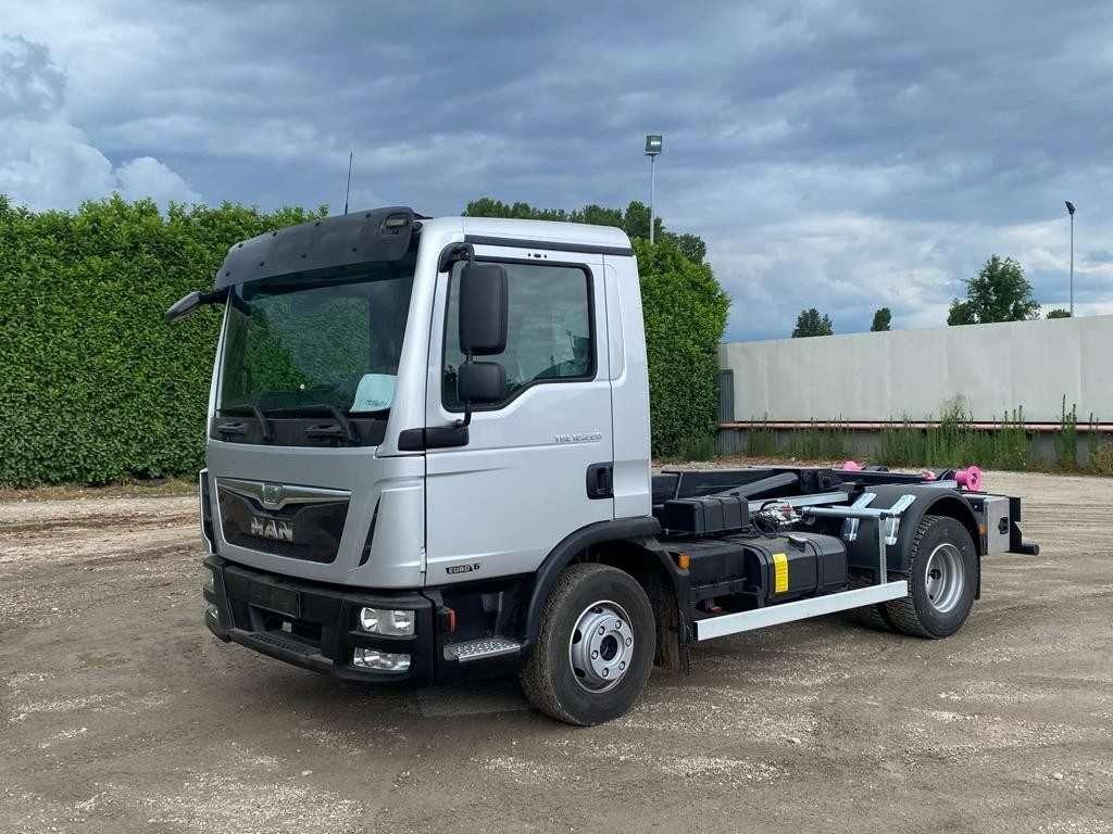 Man Hook lifts truck Photo 1