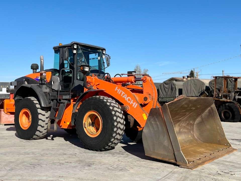 Hitachi ZW250-6 Photo 11