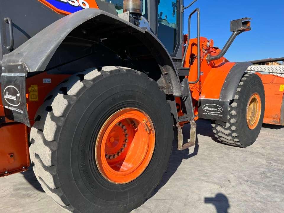 Hitachi ZW250-6 Photo 4