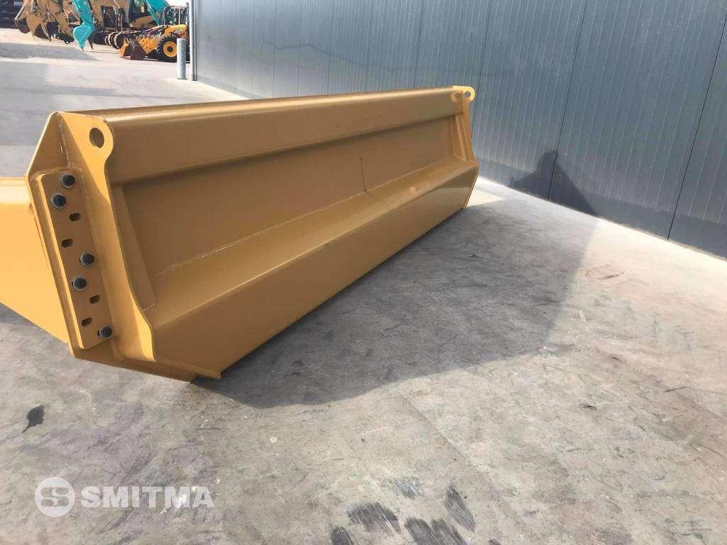 Rear hatch for Caterpillar 740 Photo 2