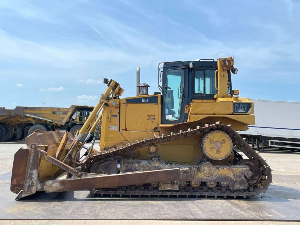 Caterpillar D6T LGP Photo 1