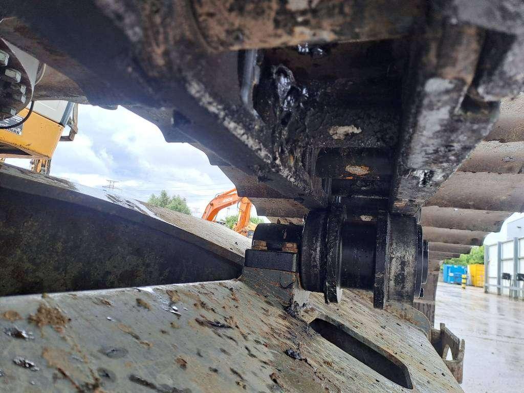 Liebherr R 946 LC Photo 15
